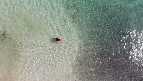 Panama-Im-Februar-Drohne-Schießt-Insel-Contadora,-Die-Zwischen-Fischen-Schwimmt,-Die-Mit-Einer-Drohne-Gefangen-Werden-2