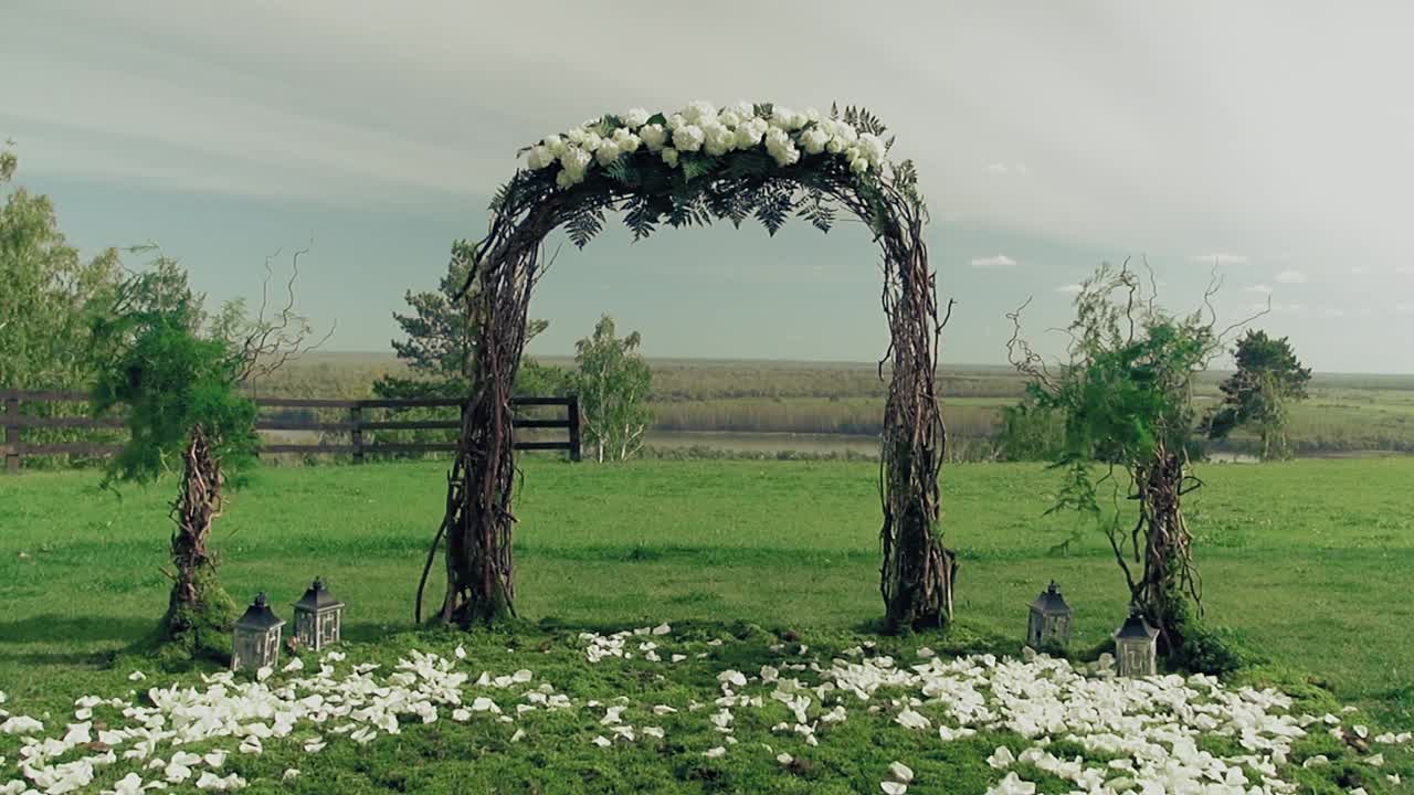 의자들 사이에서 아치로 가는 비디오 카메라의 통로 장식은 축제를 위해 준비되어 있습니다.