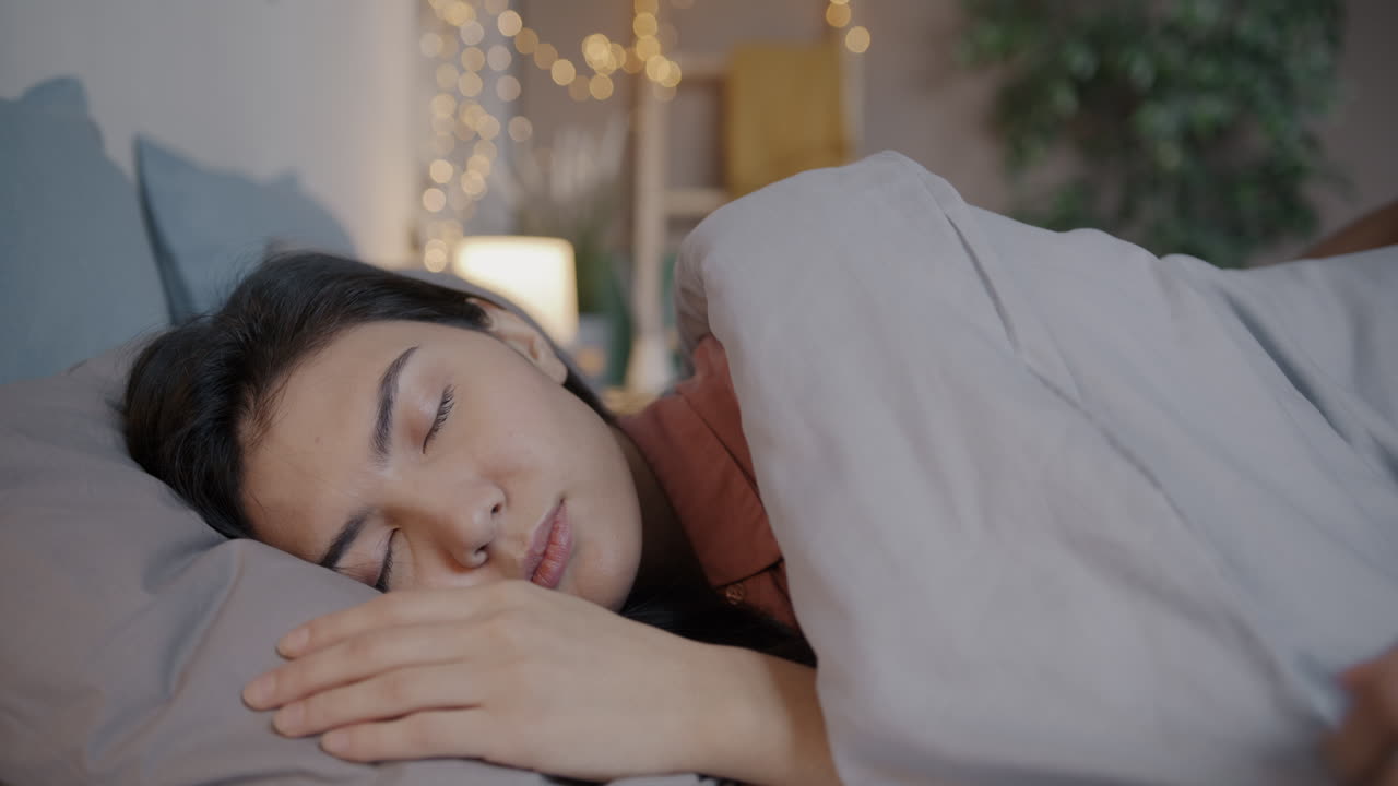 침대에서 자고 있는 여자