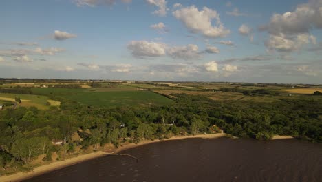 grandes campos verdes en fray bentos bajo un cielo azul en uruguay