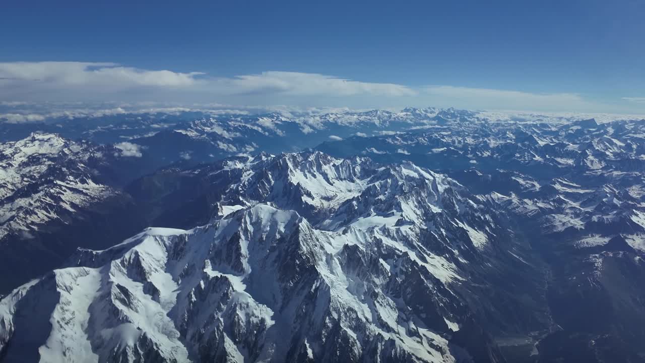 pov vista aérea de la cordillera de als tomada desde la cabina de un avión que vuela hacia el norte a 8000 m de altura, en un espléndido día de verano