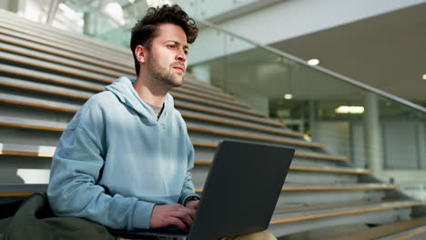 Escaleras,-Estudiante-Y-Hombre-Con-Una-Computadora-Portátil