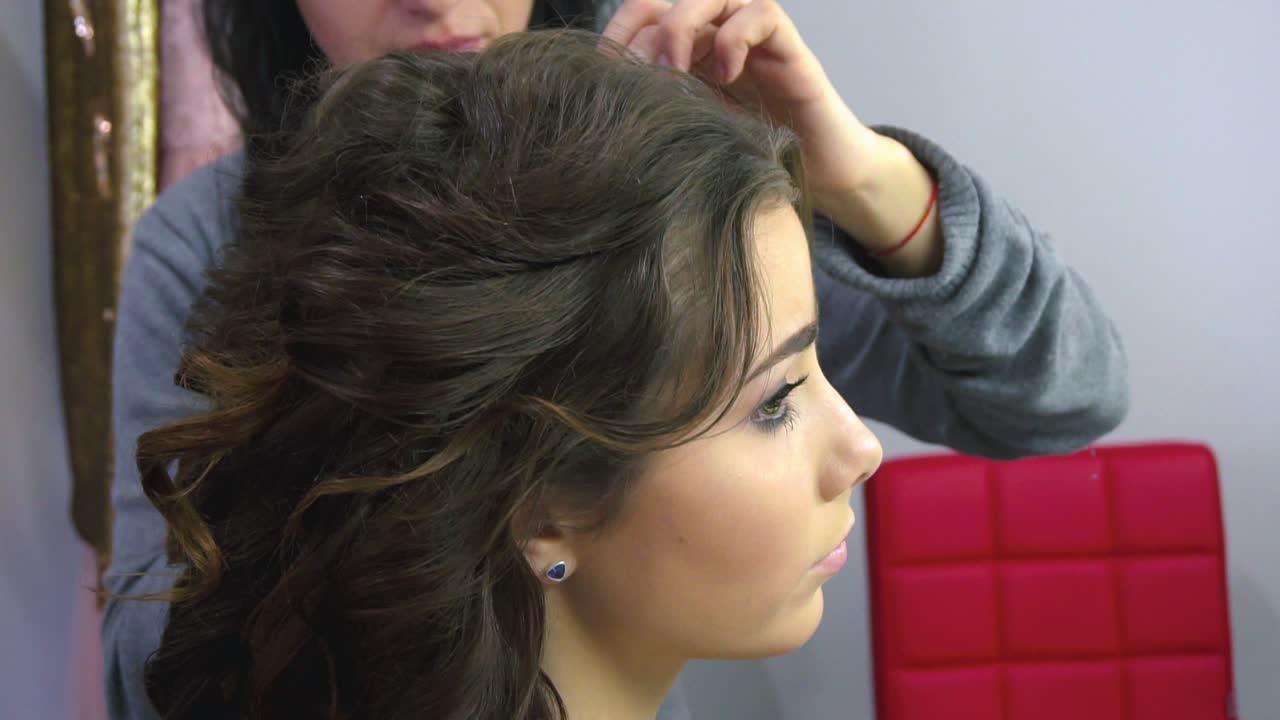 hermosa mujer con el cabello rizado en el salón de barbería