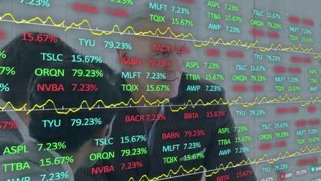 animación del procesamiento de datos sobre los empresarios caucásicos en la oficina