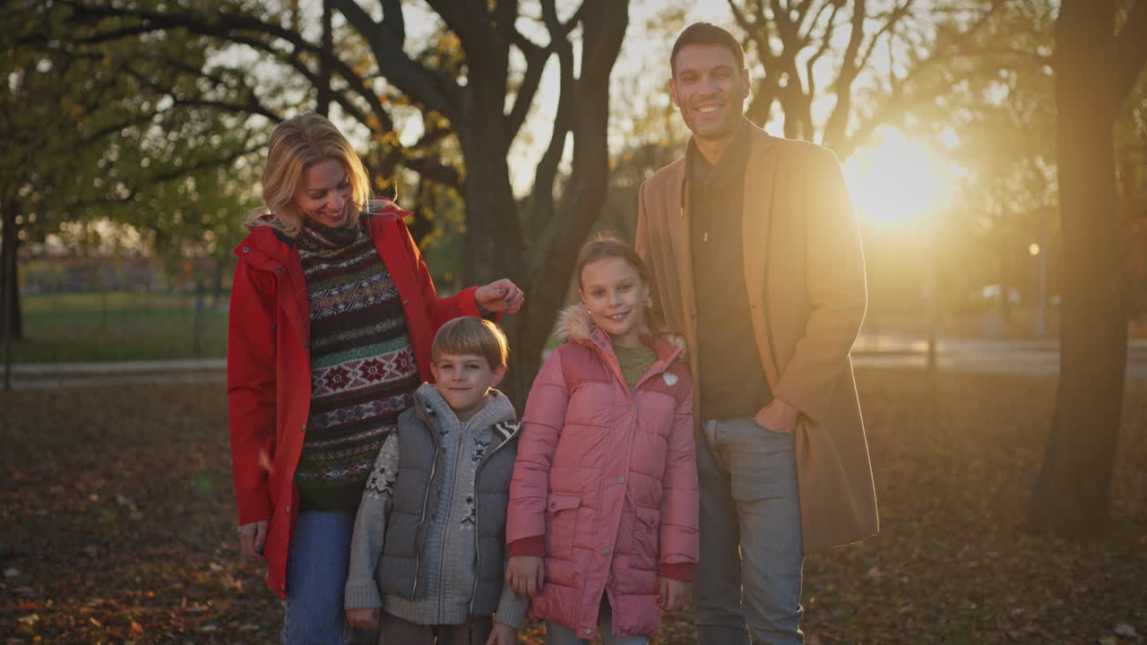 공원 에서 가족 초상화