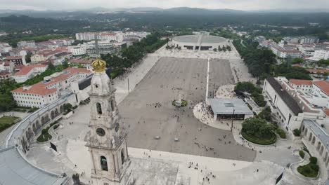 Luftaufnahme-Von-Fátima,-Portugal,-Mit-Der-Berühmten-Basilika-Und-Dem-Weitläufigen-Platz