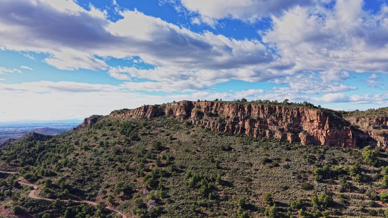 Vandretur i Spanien med klippekyster og blå himmel i baggrunden