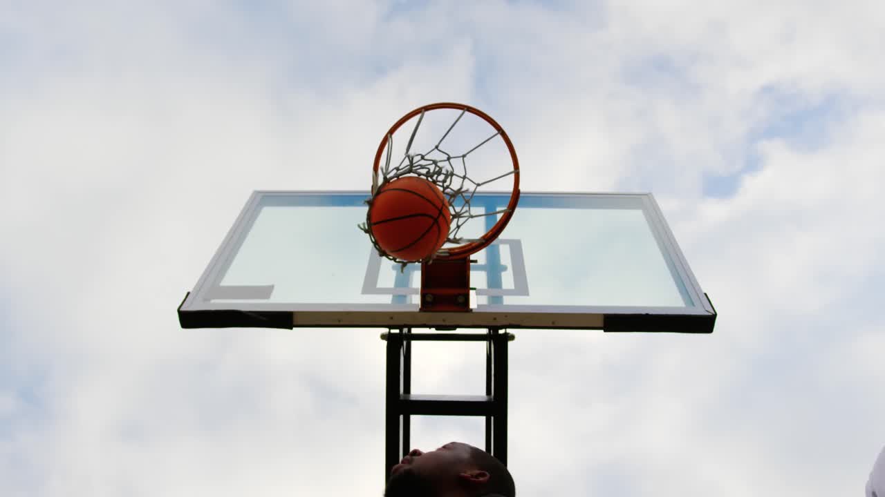 농구 선수 들 이 농구 를 하는 4k