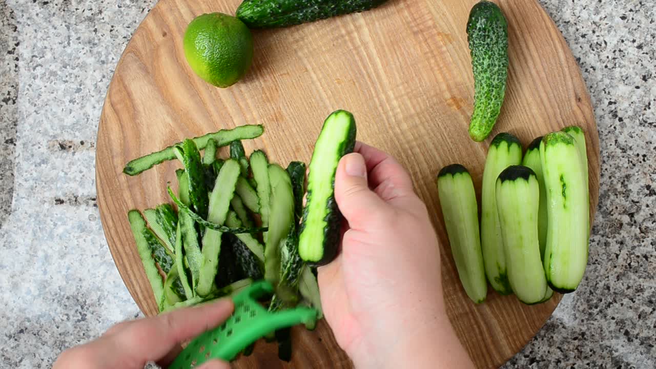 Pulizia dei cetrioli. Riprese in cucina.