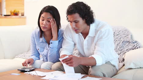 pareja con problemas financieros