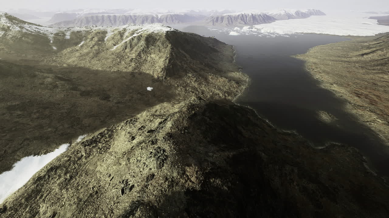 Paesaggio montano artico con ghiacciaio e fiordo