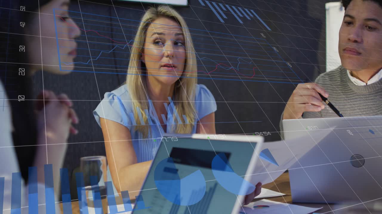 animación del procesamiento de datos estadísticos contra diversos colegas discutiendo juntos en la oficina