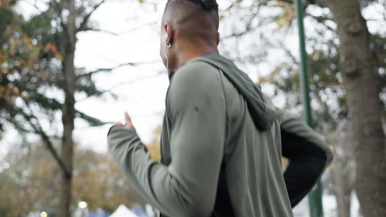 피트니스, 달리기, 공원에서 흑인과 함께하는 음악