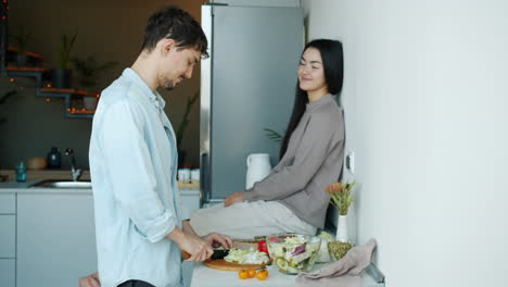 una pareja cocinando juntos.