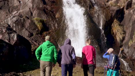 wanderer wandern in zeitlupe in richtung wasserfall.mp4