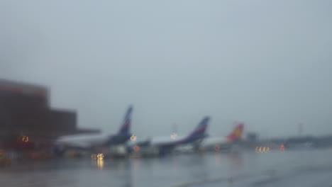 vista borrosa del aeropuerto con aviones y tráfico de vehículos