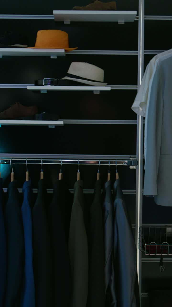 Vídeo vertical: boutique de moda vazia para pessoas modernas e viciadas em compras