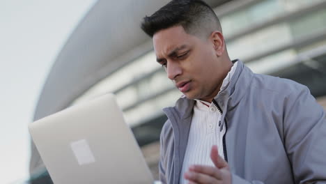 Un-Joven-Molesto-Leyendo-Malas-Noticias-Desde-Una-Computadora-Portátil