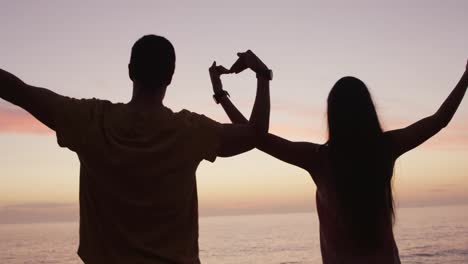 una joven pareja disfrutando de la vista del atardecer