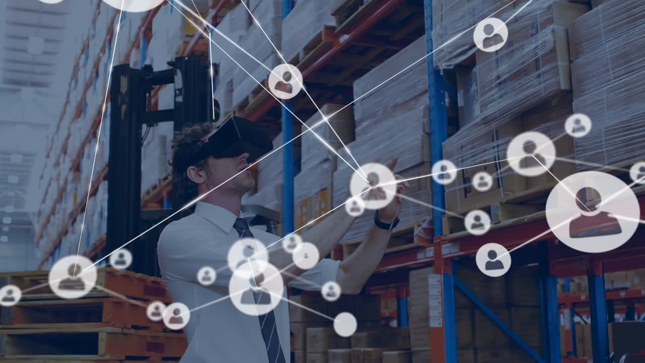 Animazione di una rete di connessioni con icone su un lavoratore caucasico con visore VR in un magazzino