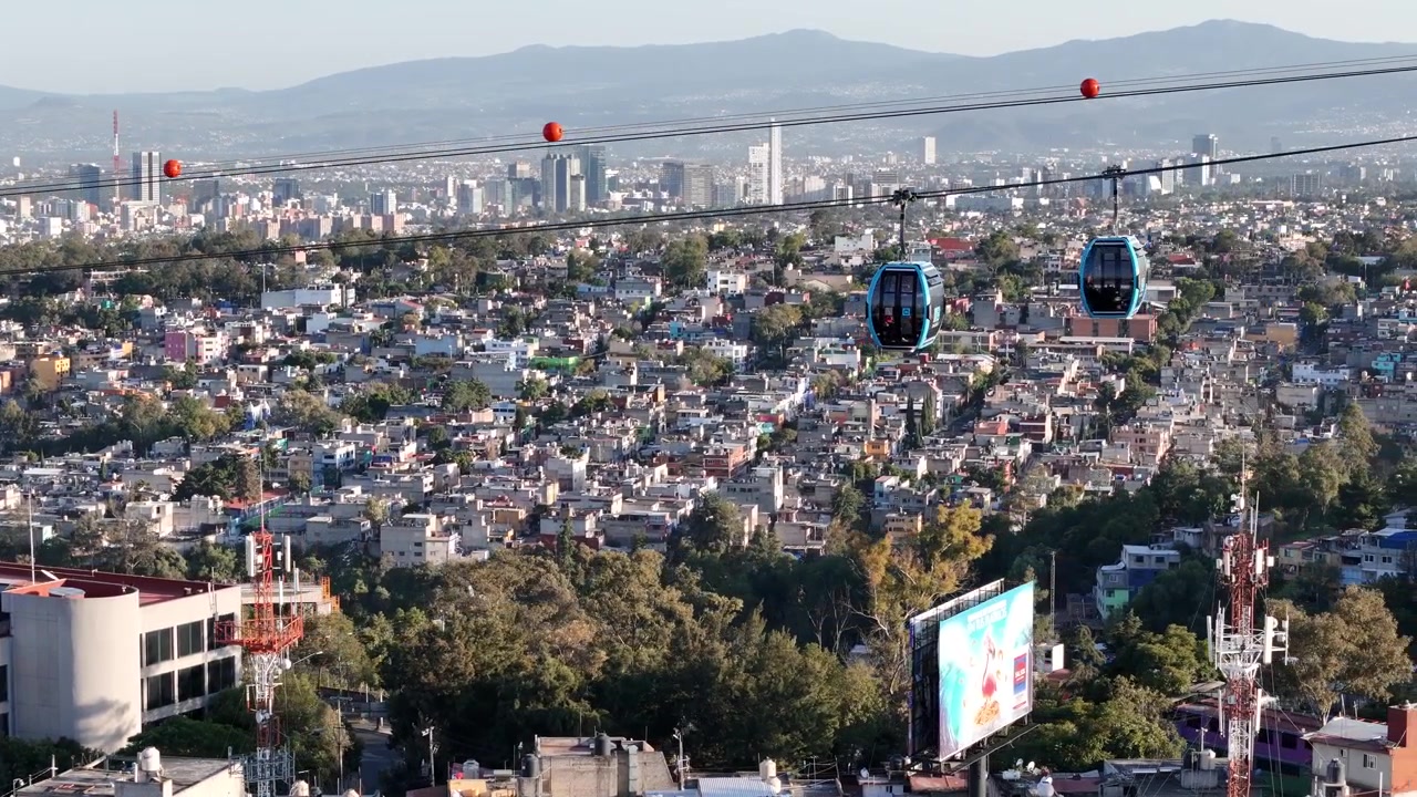 Scatto di una funivia che attraversa uffici a Città del Messico