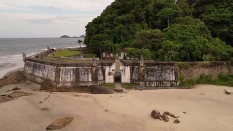 antiguo edificio de guerra en la playa