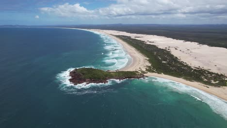 península de punto oscuro - dunas de arena y sitio aborigen en el parque nacional de myall lakes en nsw, australia