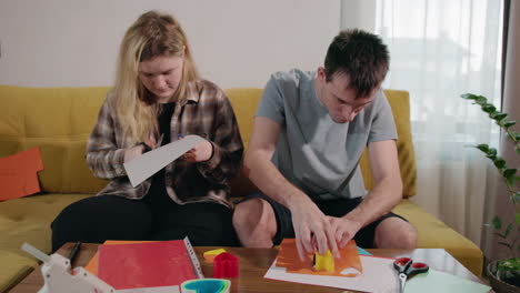 pareja haciendo artesanía juntos