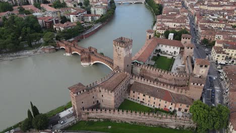 un avión no tripulado girando sobre castelvecchio con la vista final de la ciudad de verona, italia