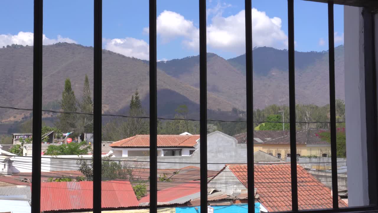 mirando por la ventana con rejas en américa latina