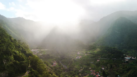 aldea montañosa de madeira en el valle de la selva tropical, vista general desde un avión no tripulado
