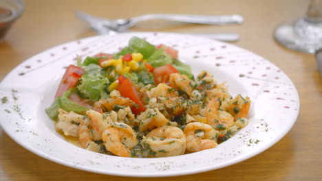 Camarones-Al-Ajillo-Con-Ensalada-Fresca,-Mediterráneo