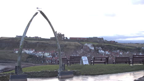 whitby, páramos del norte de york, tiro panorámico de arco de ballena, sol temprano en la mañana costa del patrimonio de yorkshire del norte, abadía bmpcc 4k prores 422 clip 16