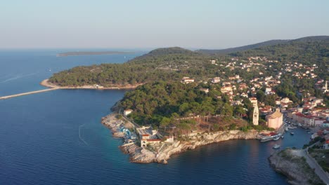 hermosa ciudad costera veli en la isla croata de lošinj, vista aérea