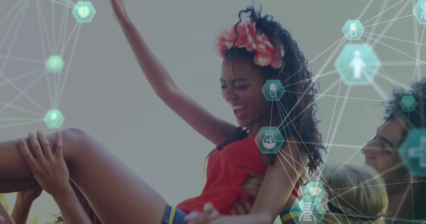 Amici che sollevano una donna all'aperto con le mani, generando icone tecnologiche esagonali fluttuanti per dati sulla salute.