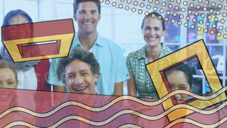 animación de formas en movimiento y procesamiento de datos en un equipo de compañeros de trabajo felices en la oficina