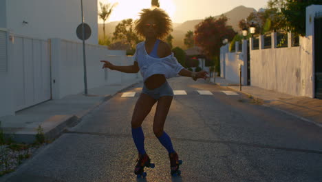 Sexy-Roller-Skate-Girl-Dancing-on-the-Street