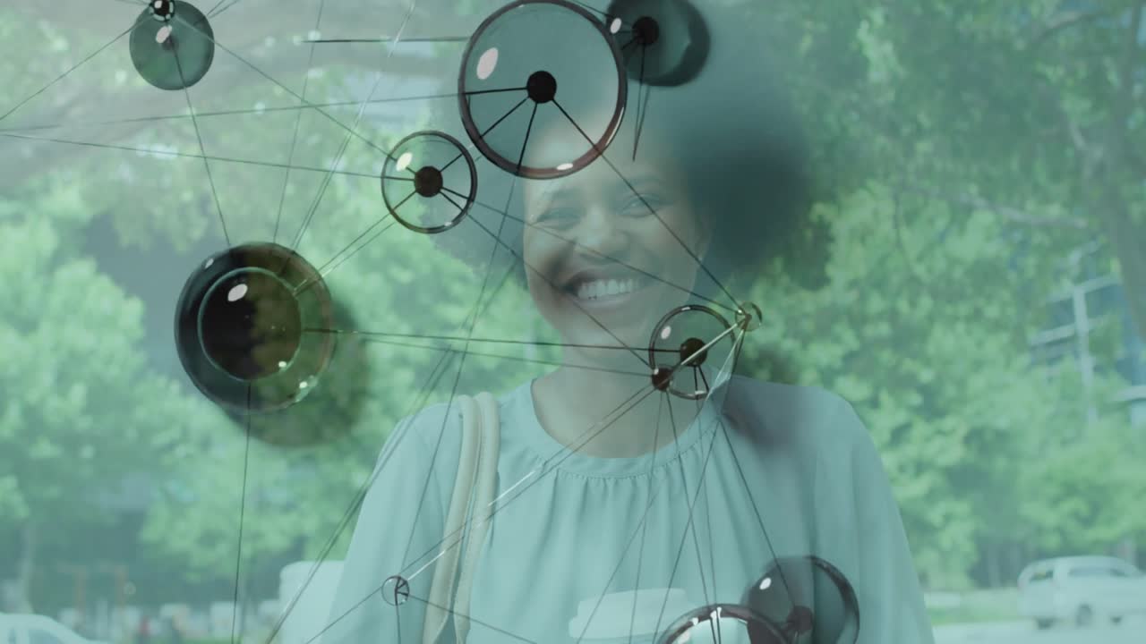 Donna con borsa tote e tazza di caffè che si ferma sul marciapiede, con sfere tecnologiche che si materializzano intorno al busto.
