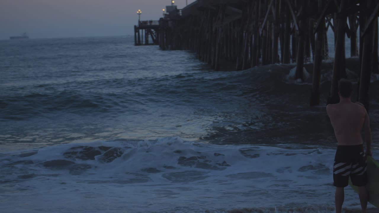 젊은 남자가 슬로모션 서핑을 보고 있다