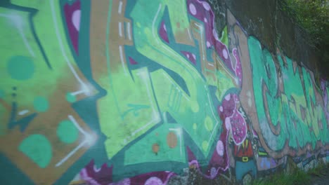 viajando a través de la pared de graffiti