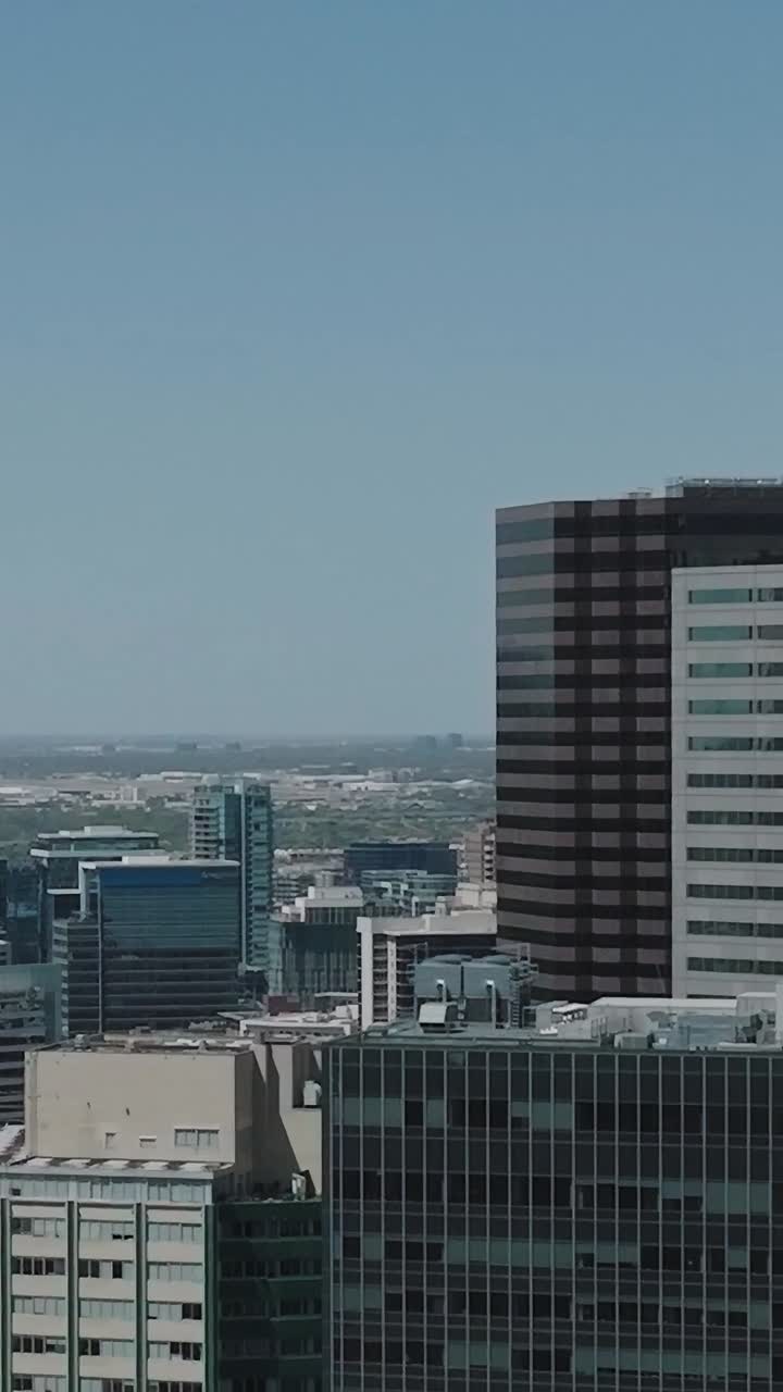 A paisagem urbana do centro de Dallas mostra edifícios modernos no Texas sob a luz do dia