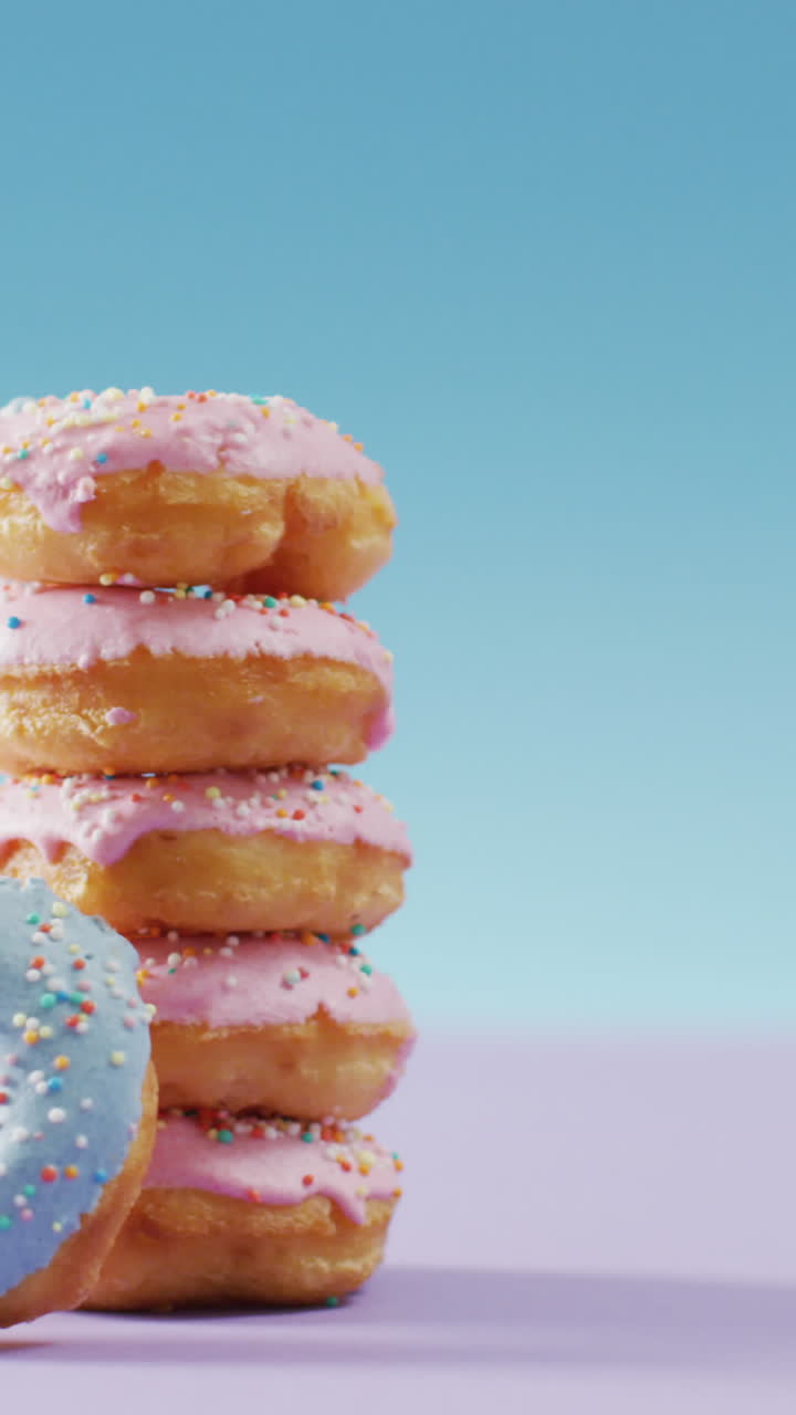 video de rosquillas con glaseado en fondo rosa y azul