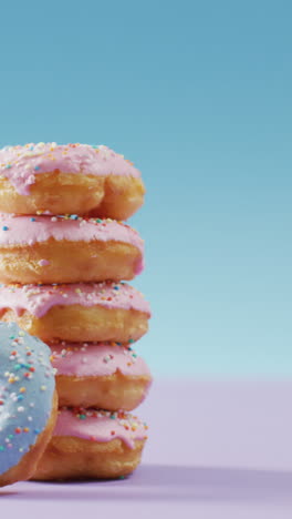 video de rosquillas con glaseado en fondo rosa y azul