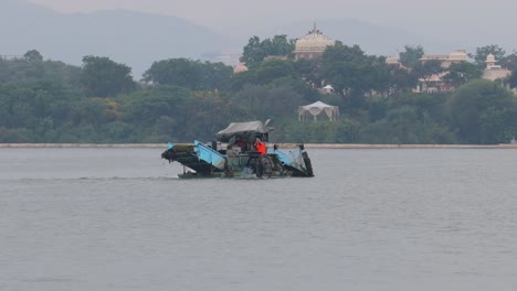 Ship-purifies-water-and-collects-trash-and-algae-from-the-water.-Udaipur-,-also-known-as-the-City-of-Lakes,-is-a-city-in-the-state-of-Rajasthan-in-India.