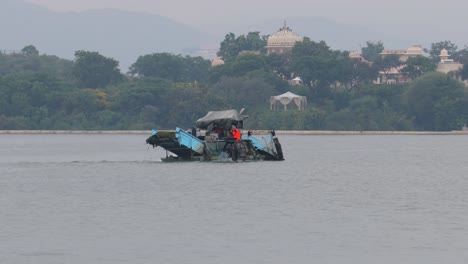 El-Barco-Purifica-El-Agua-Y-Recoge-Basura-Y-Algas-Del-Agua.-Udaipur,-También-Conocida-Como-La-Ciudad-De-Los-Lagos,-Es-Una-Ciudad-Del-Estado-De-Rajastán-En-La-India.