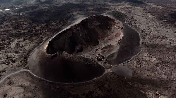 vista aérea de un cráter volcánico
