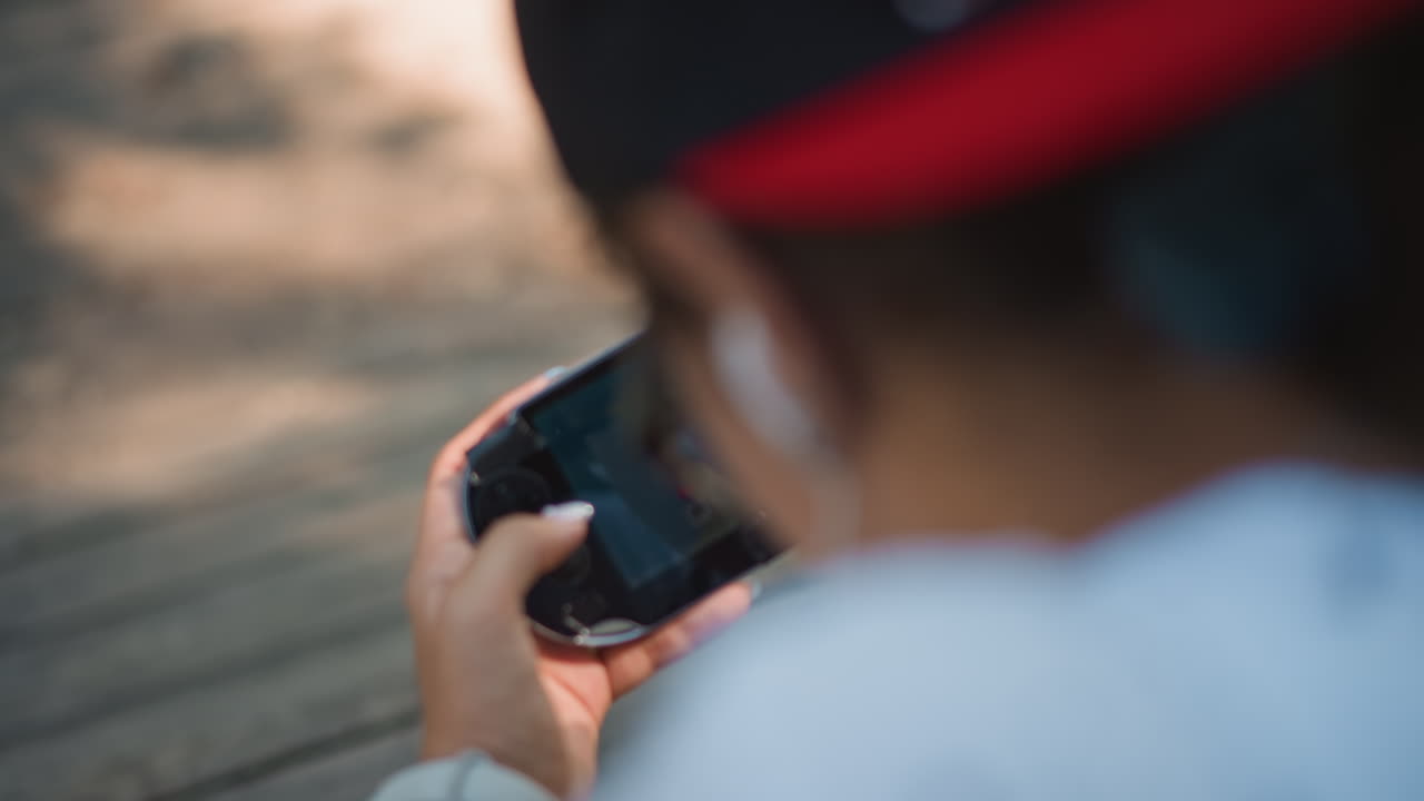 Giocatori che si divertono attivamente con i giochi all'aperto, persone impegnate in attività di gaming al di fuori degli ambienti interni, persone che partecipano a sessioni di gioco all'aperto con accessori e attrezzatura