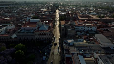 las calles del centro de morelia al atardecer.