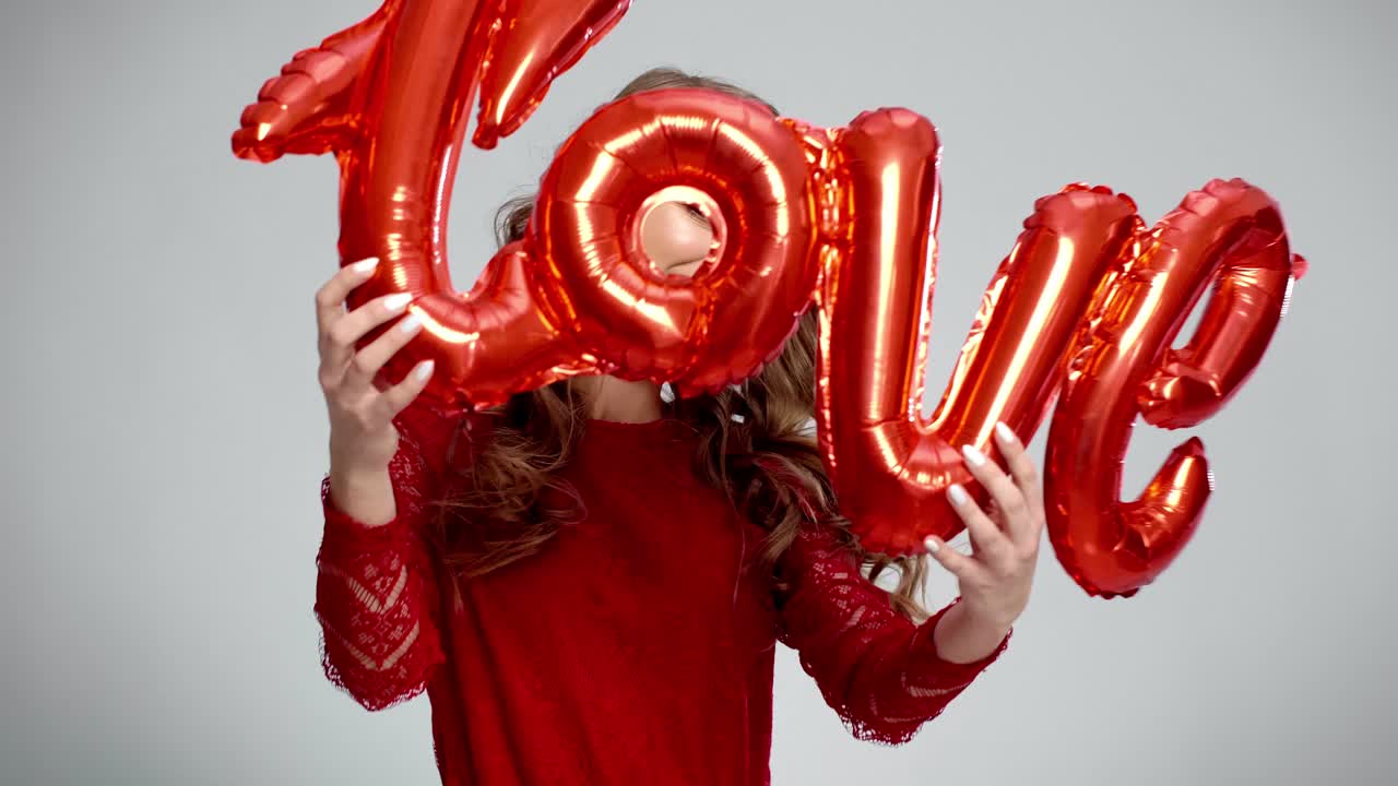 미소 짓는 여자 사랑이라는 단어를 들고