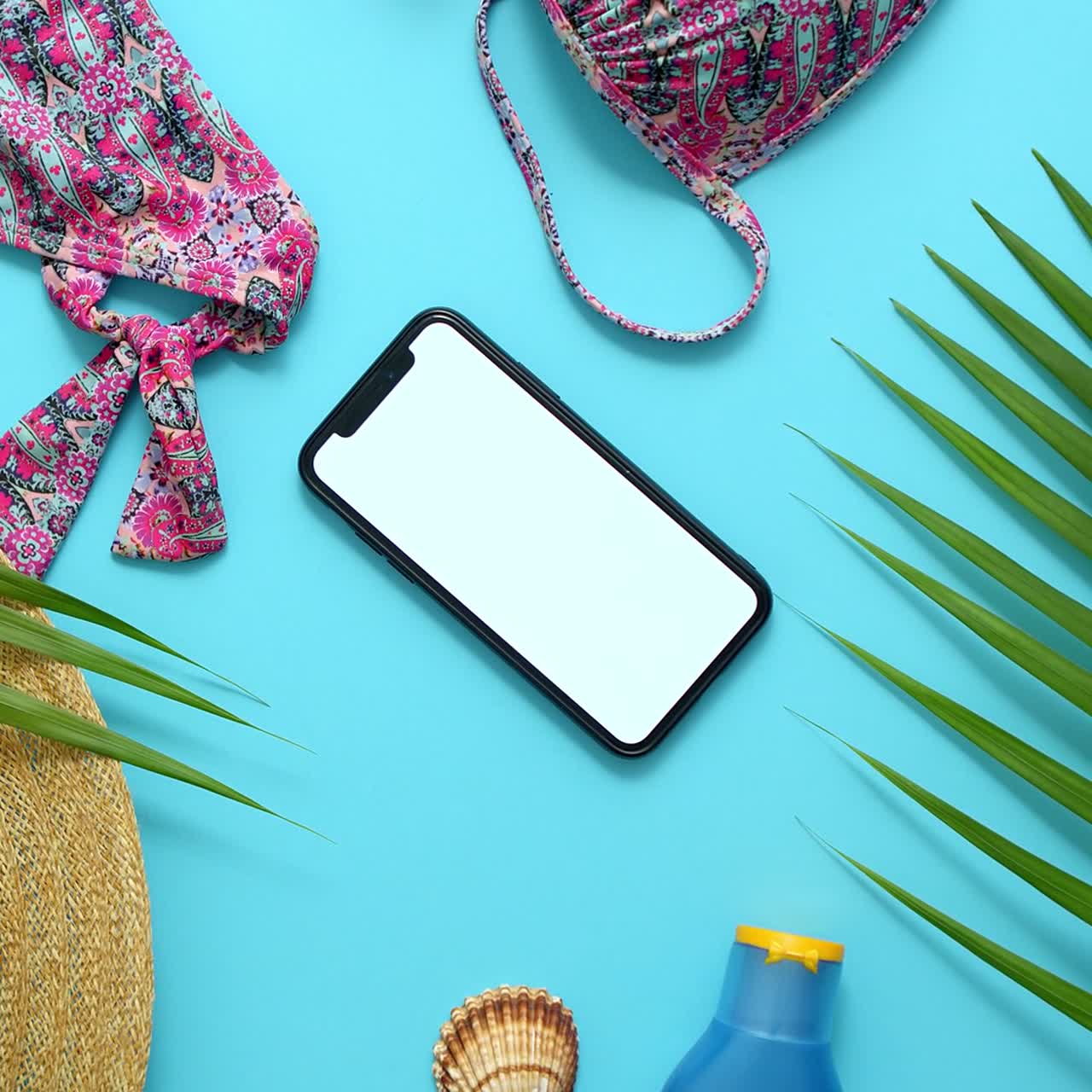 collage de ropa y accesorios de verano de playa para mujeres sobre fondo azul